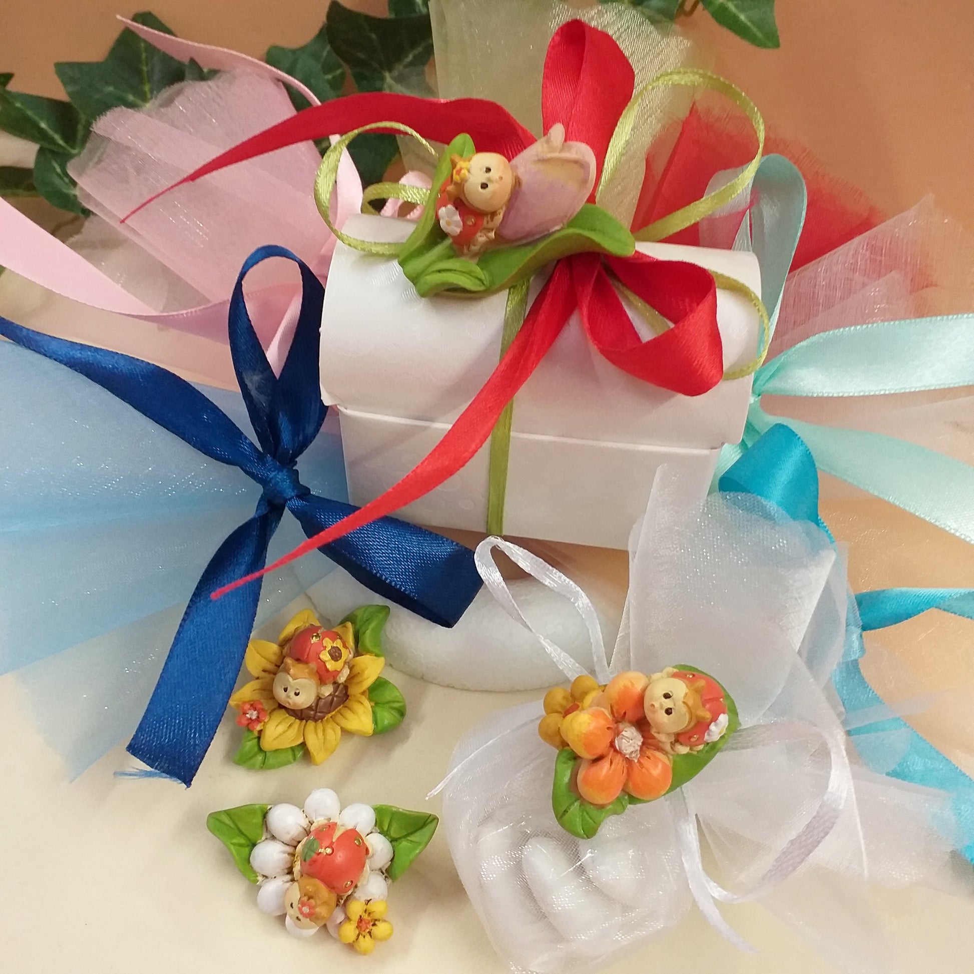 scelta confezionamento tulle coccinelle portafortuna oggettini su fiore effetto-ceramica bomboniere fai da te e confezionate confetti Battesimo matrimonio laurea comunione con scatoline scrigno cofanetto bianco nastrini colorati