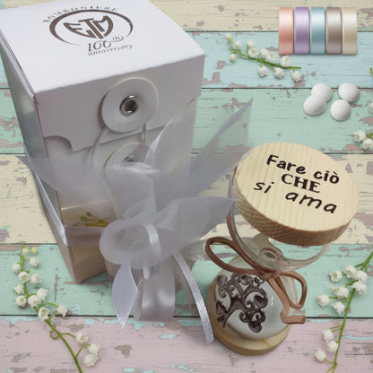 oggettistica da regalo e bomboniera uso confezionamento confetti clessidra vetro legno frasi stampate con scatola bianca packaging confezionare tulle nastro bigliettino prima comunione