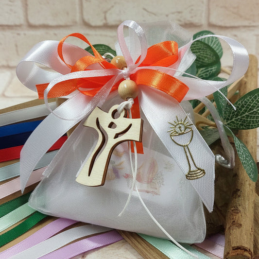 sacchettino Comunione Cresima insieme organza sacchetto bianco confezionato nastro arancio confetti con portachiavi Croce Tau legno francescana perle cordino simboli Calice bigliettino stampato entrambi simboli