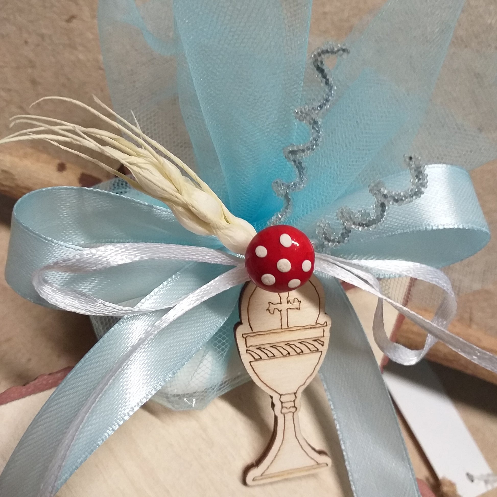 bomboniere sacre religiose ricordini confettata sacchettino bimbo bambino colore celeste azzurro Prima Comunione ciondolo calice legno pirografia Croce Tau confezionato confetti simboli spighe bigliettino