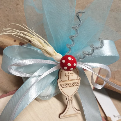 bomboniere sacre religiose ricordini confettata sacchettino bimbo bambino colore celeste azzurro Prima Comunione ciondolo calice legno pirografia Croce Tau confezionato confetti simboli spighe bigliettino