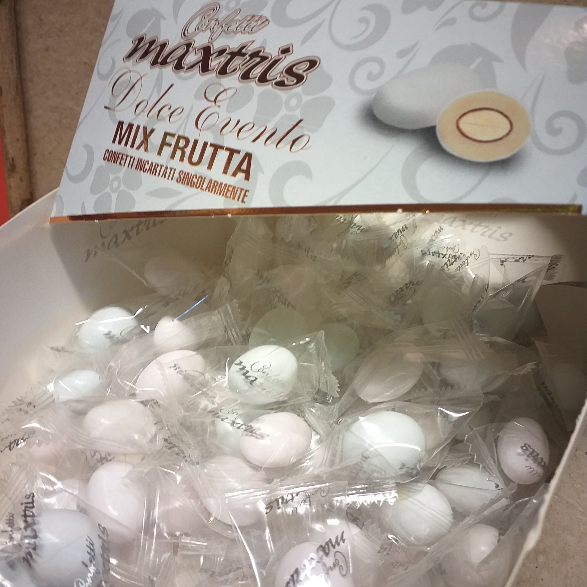 vassoio cesto aperto scatola 500 g circa 90 confetti maxtris dolce evento mix frutta incartati singolarmente 1 ad 1 bustina sigillata monoporzione mandorla tostata aromatizzata cioccolato bianco gusto arancia fragola pistacchio frutti di bosco limone