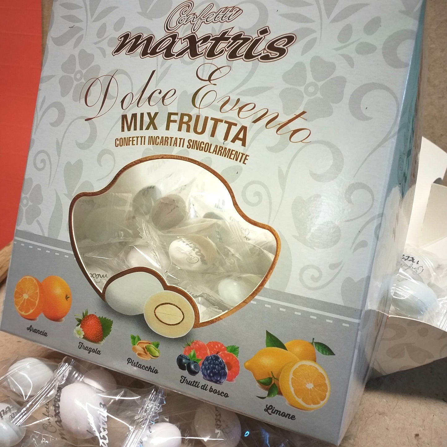 confetti maxtris dolce evento mix frutta incartati singolarmente 1 ad 1 bustina sigillata monoporzione mandorla tostata aromatizzata cioccolato bianco gusto arancia fragola pistacchio frutti di bosco limone