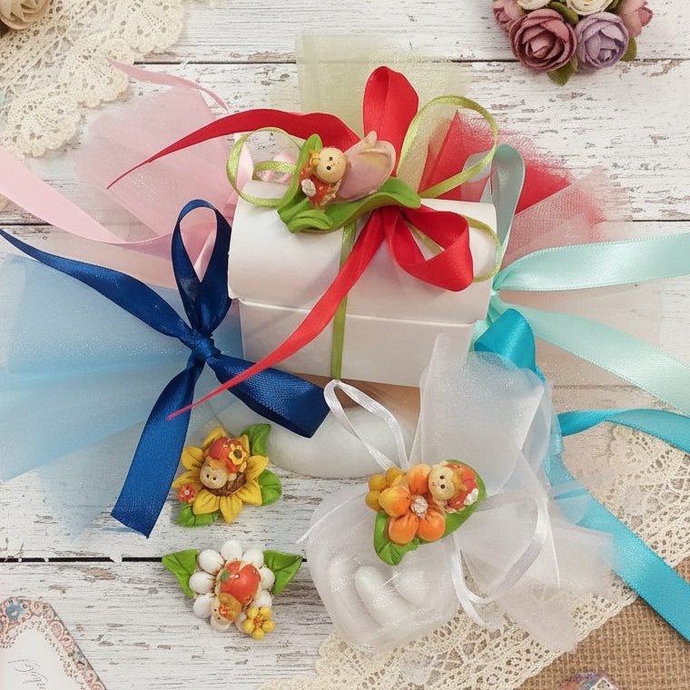 scelta confezionamento tulle coccinelle portafortuna oggettini su fiore effetto-ceramica bomboniere fai da te e confezionate confetti Battesimo matrimonio laurea comunione con scatoline scrigno cofanetto bianco nastrini colorati