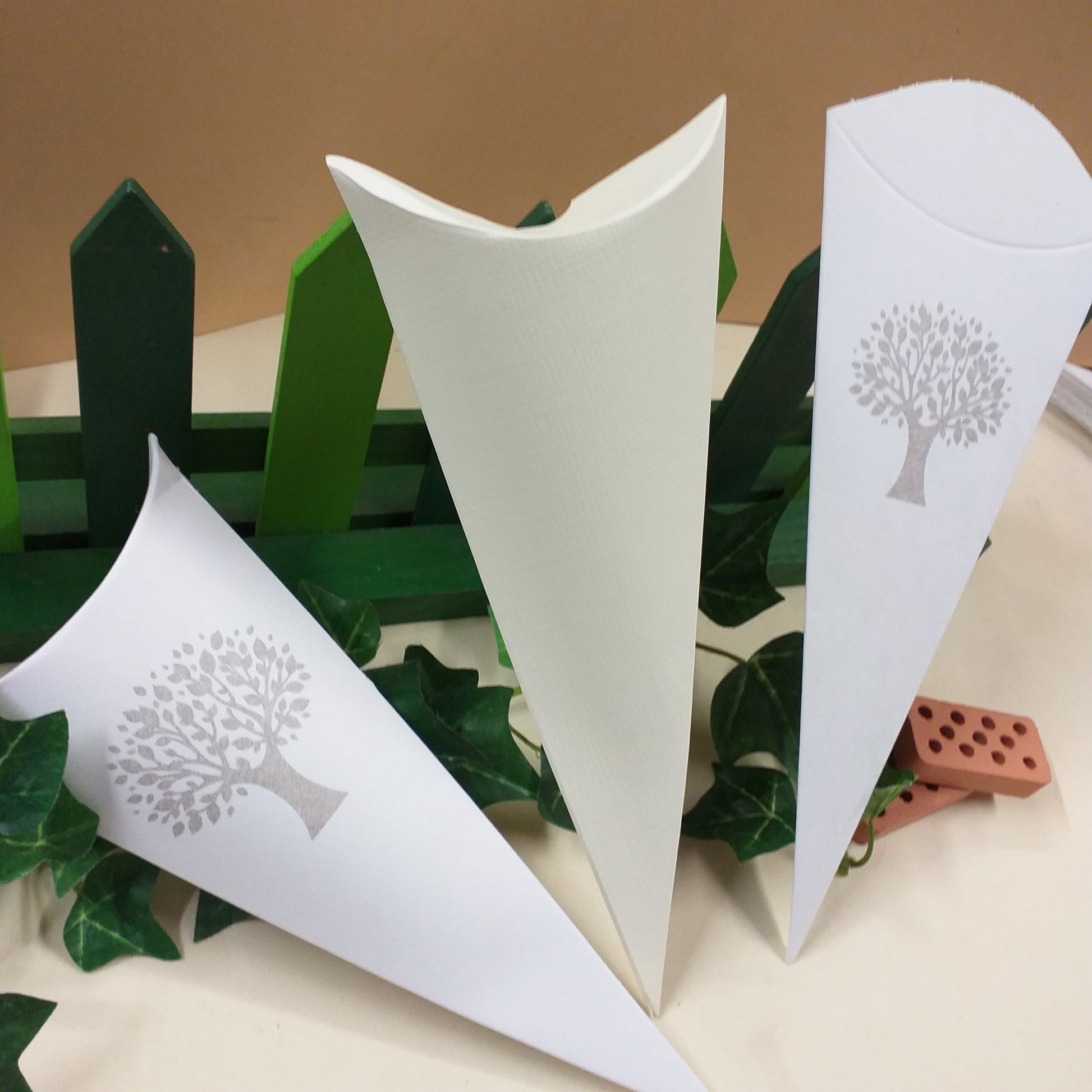 shop vendita online negozio coni portariso matrimonio scatoline richiudibili economiche portaconfetti bianchi albero vita avorio panna ad uso confettata sposi prima comunione cresima battesimo bomboniere fai da te