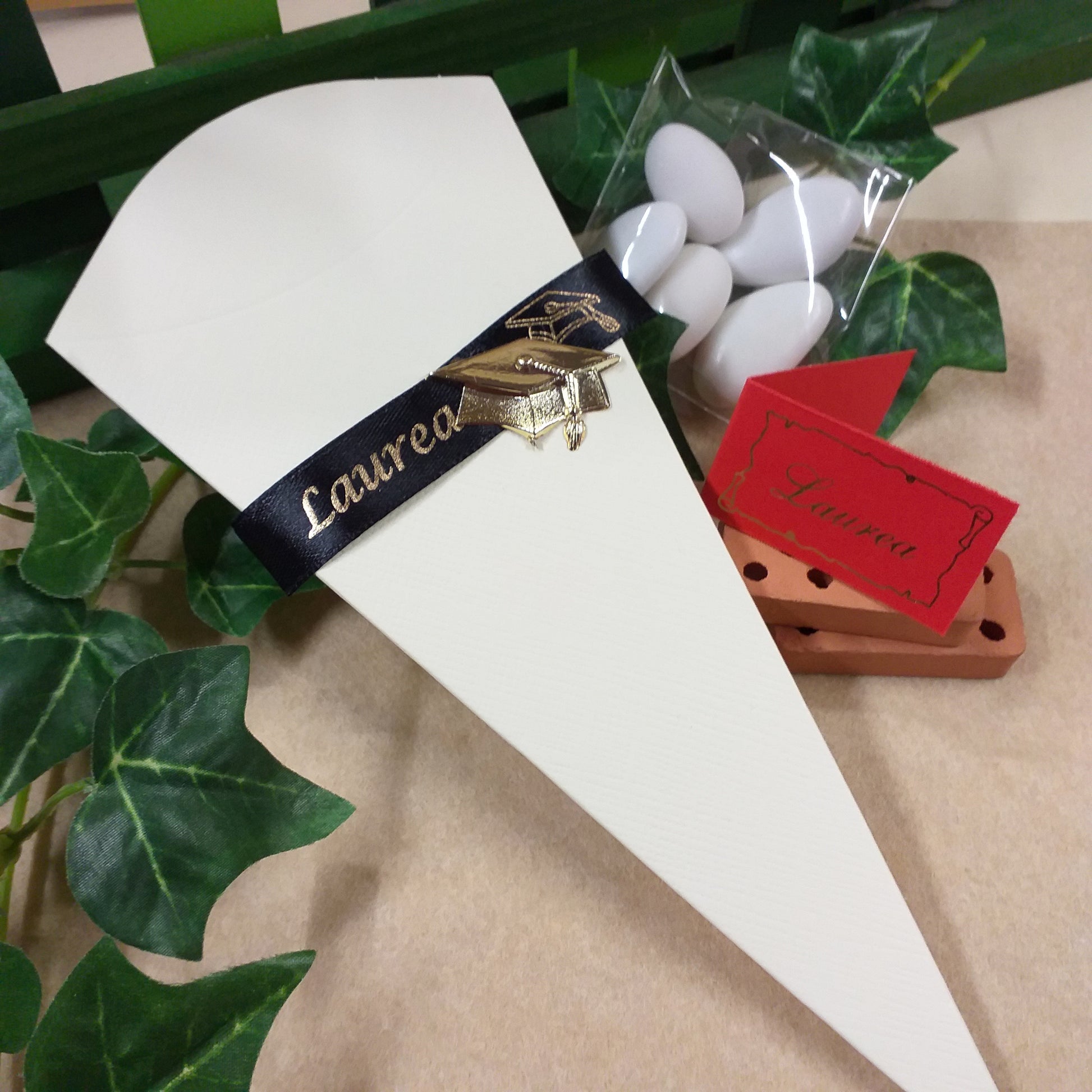 kit fai da te da confezionare scatolina cono busta richiudibile con tocco cappello dorato portaconfetti laurea bomboniere per confezionamento confetti con bigliettino personalizzato