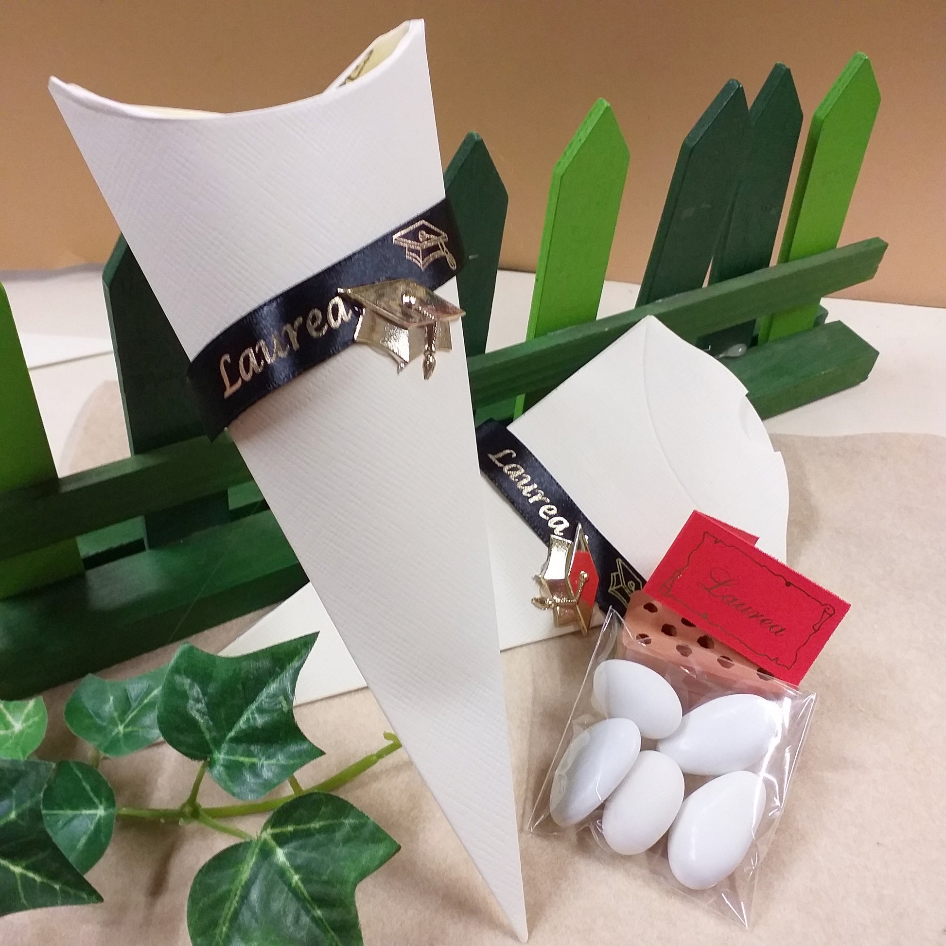 forma cono busta richiudibile scatolina personalizzata laureato con simboli tocco cappello portaconfetti laurea bomboniere ideale per confezionamento confetti pronta o fai da te kit