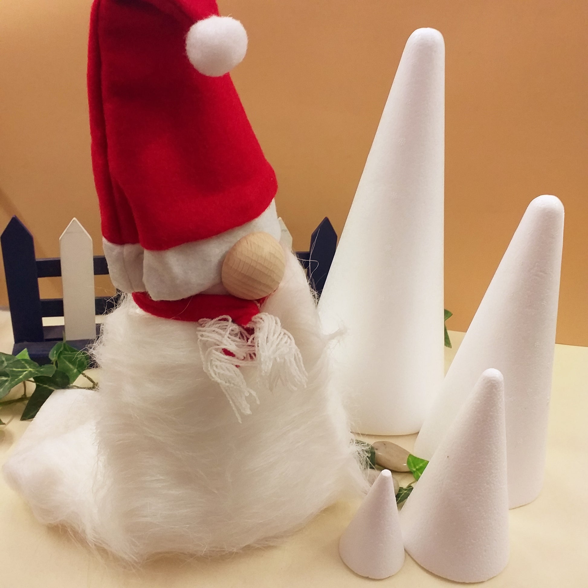 vetrina negozio alberi polistirolo forma coni natale fai da te alberelli gnomi natalizi pini di feltro pannolenci folletti del bosco pupazzi per abete