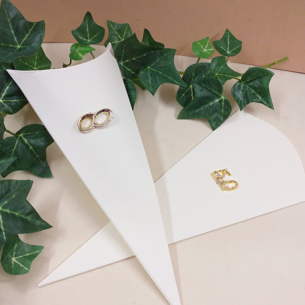 fedi matrimonio numero 50 anniversario nozze d'oro cinquantesimo scatoline coni portaconfetti cartoncino avorio personalizzati artigianali con simboli plastica resina