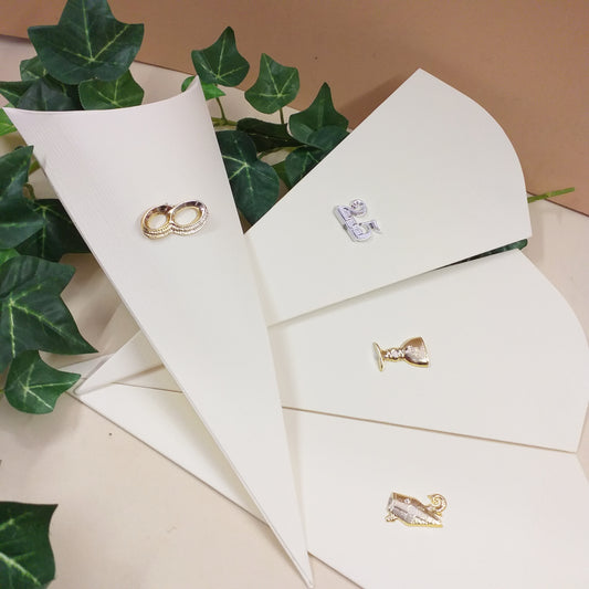 scatoline coni portaconfetti cartoncino avorio personalizzati artigianali con simboli plastica resina matrimonio fedi numero 25 anniversario nozze d'argento calice Prima Comunione Mitria Cresima