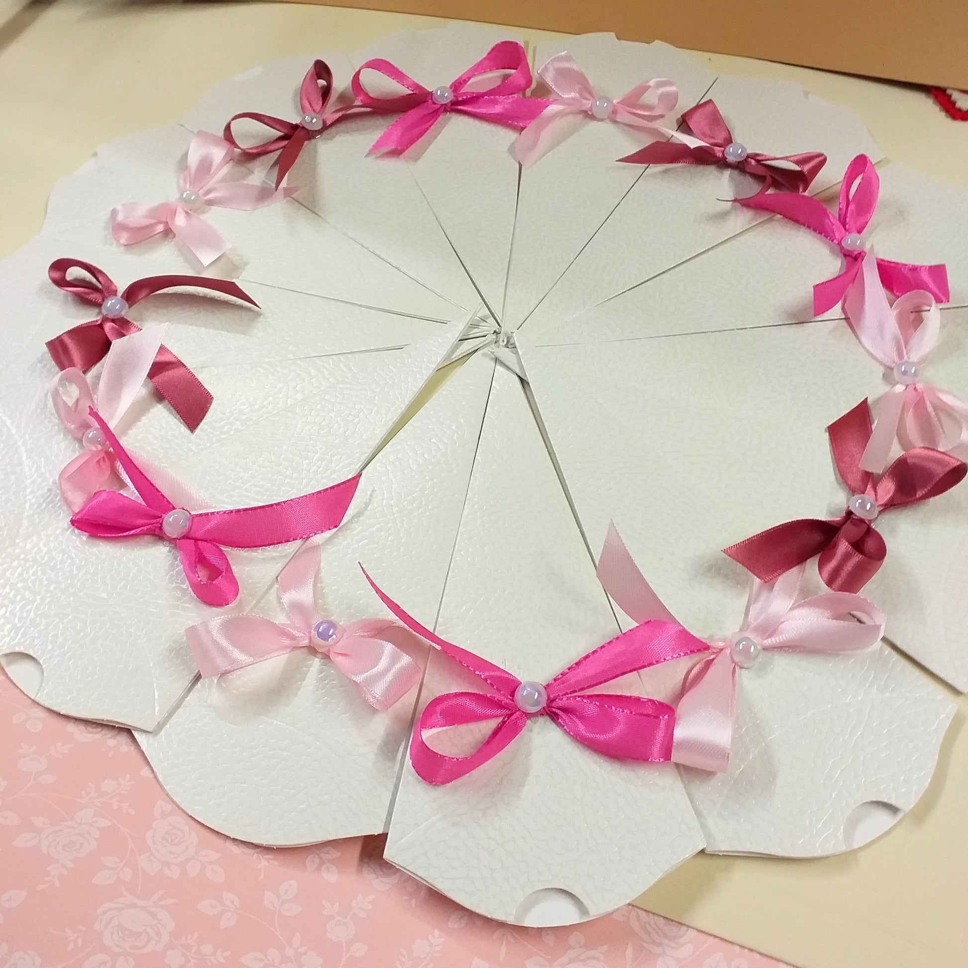 coni bianchi cartoncino come portaconfetti portariso matrimonio per confezionamento confettata bomboniere fai da te decorazione fiocchetti perle bianche