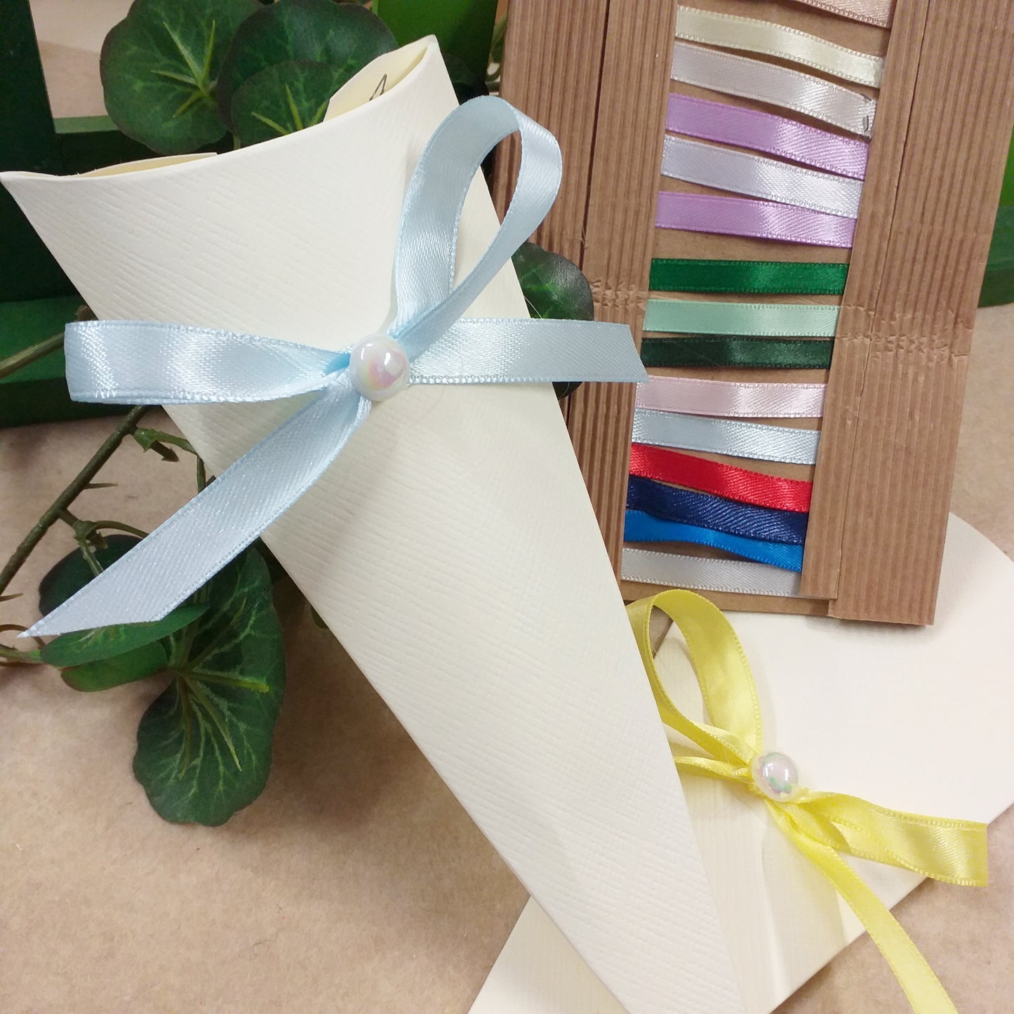 coni portariso matrimonio cartoncino bianco fiocchi perla decorati portaconfetti economici fai da te colori nastrini prima comunione cresima battesimo confettata