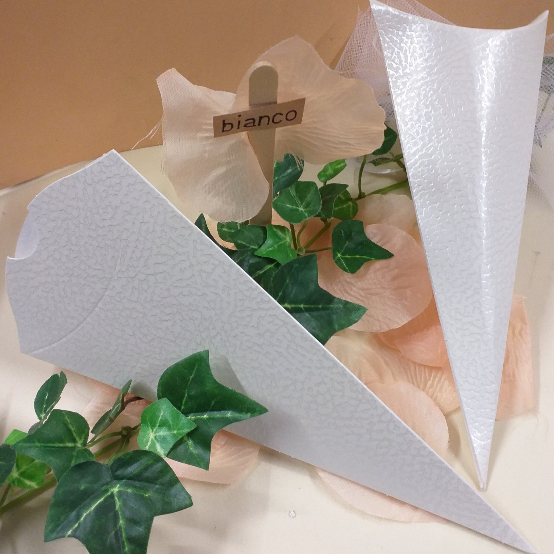 coni bianchi richiudibili cartoncino effetto ecopelle portariso matrimonio e fai da te portaconfetti sposi comunione battesimo economici confettata matrimonio
