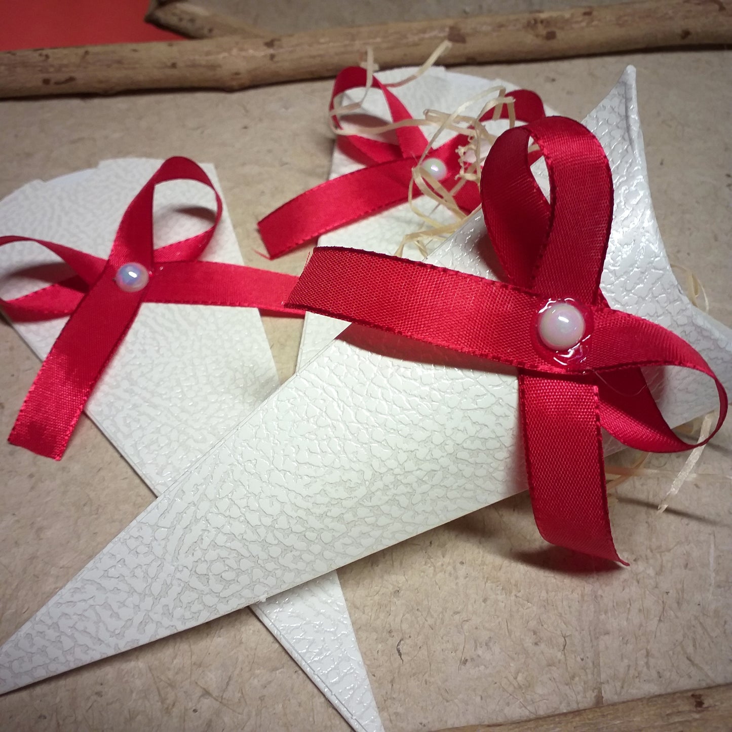 scatoline coni bianchi portariso portaconfetti matrimonio decorati fiocco rosso ad uso contenitori per lancio riso agli sposi confezionamento confettata comunione battesimo