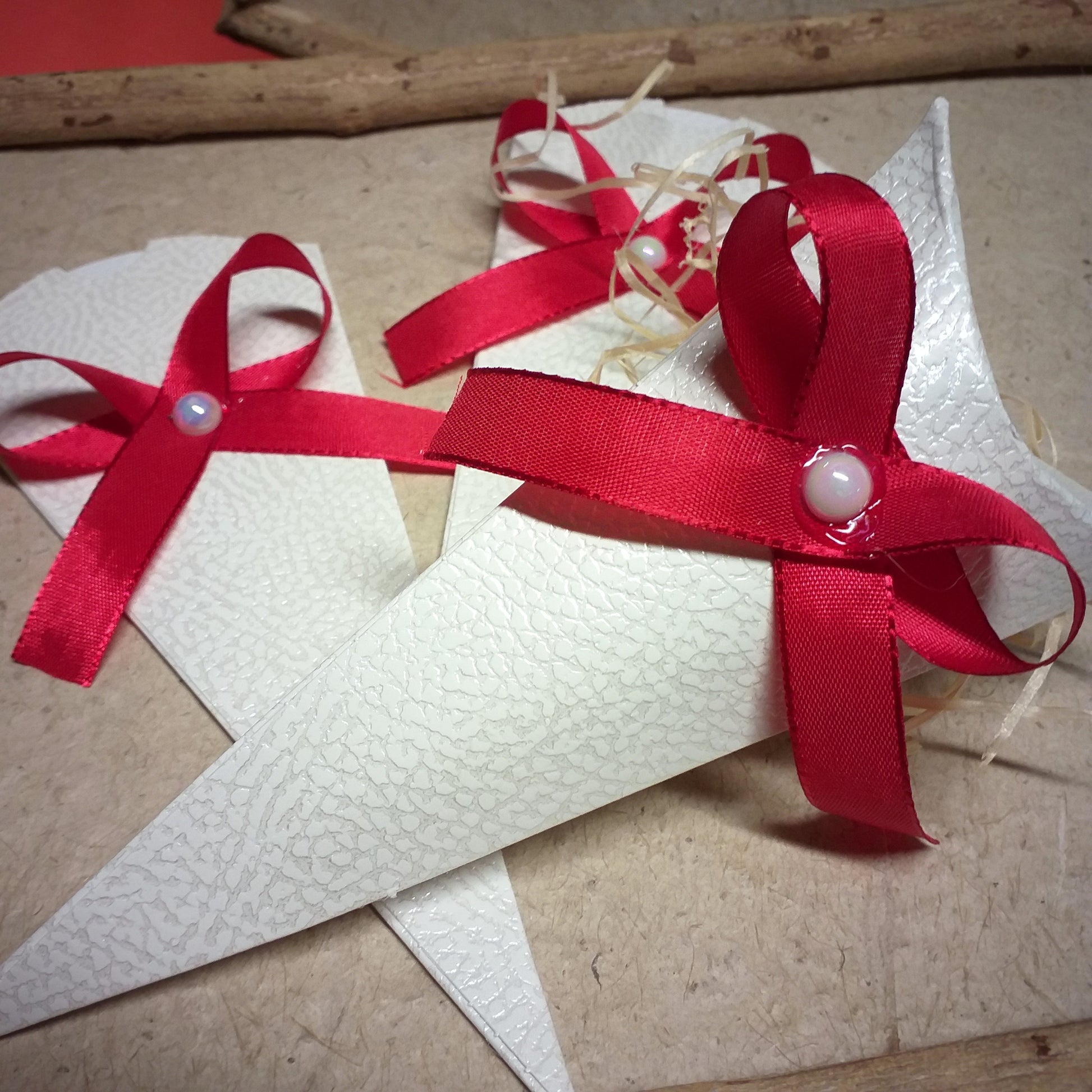 scatoline coni bianchi portariso portaconfetti matrimonio decorati fiocco rosso ad uso contenitori per lancio riso agli sposi confezionamento confettata comunione battesimo