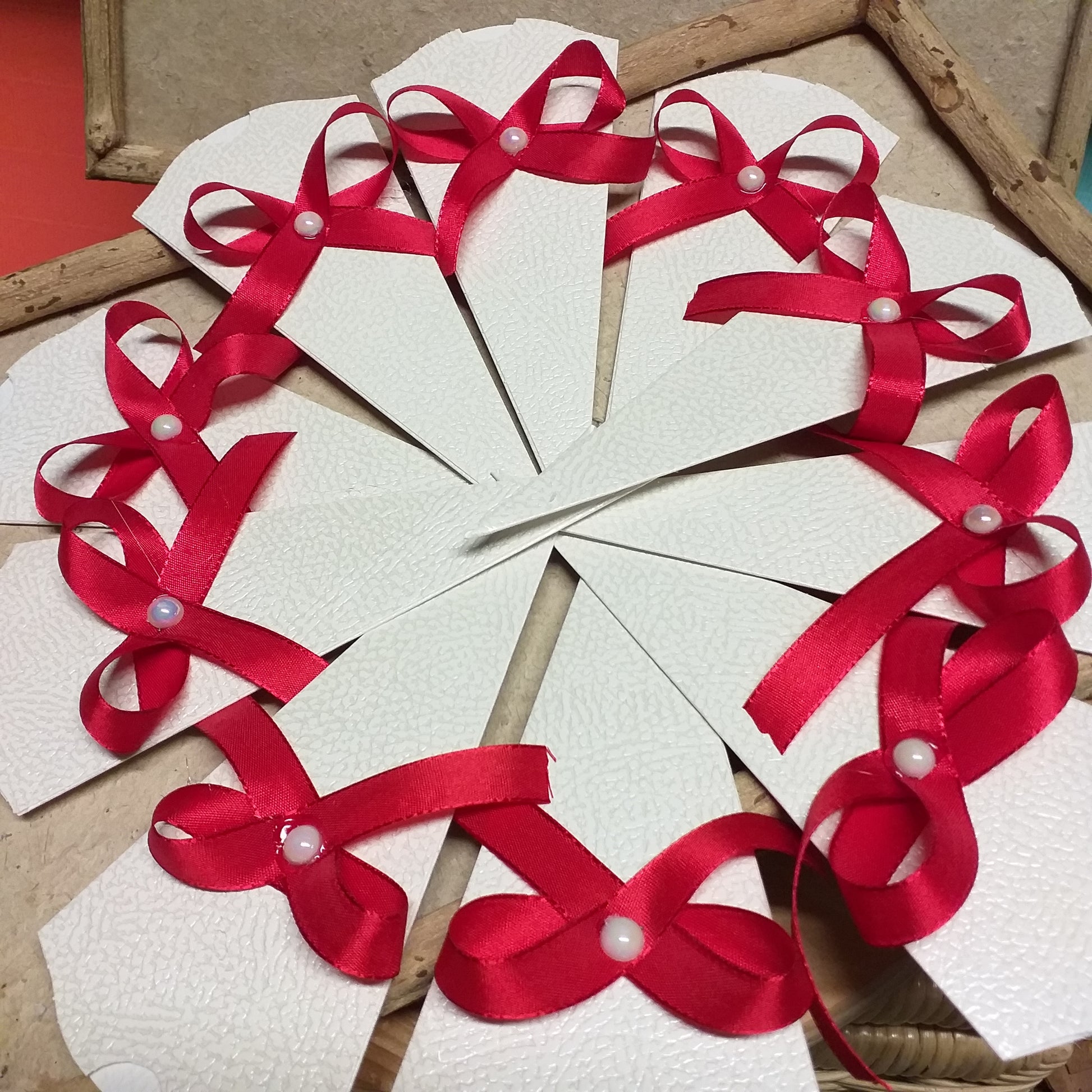 torta di scatoline coni bianchi portariso portaconfetti matrimonio decorati fiocco rosso allestimento ad uso contenitori per lancio riso agli sposi confezionamento confettata comunione battesimo