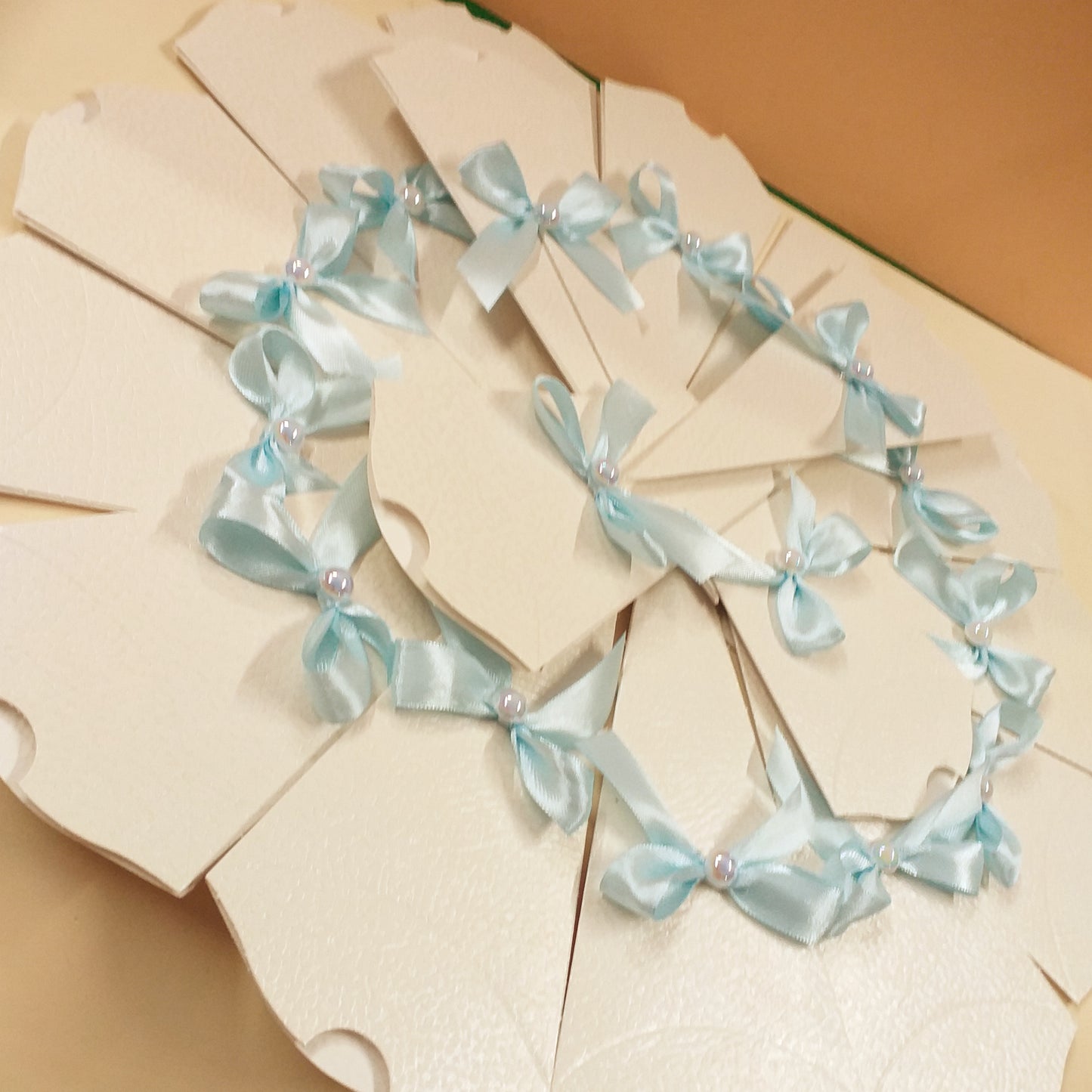 torta di scatoline coni bianchi portariso portaconfetti matrimonio decorati fiocco azzurro celeste allestimento ad uso contenitori per lancio riso agli sposi confezionamento confettata comunione battesimo