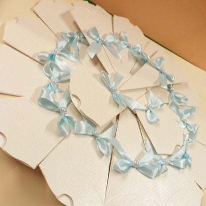 torta di scatoline coni bianchi portariso portaconfetti matrimonio decorati fiocco azzurro celeste allestimento ad uso contenitori per lancio riso agli sposi confezionamento confettata comunione battesimo