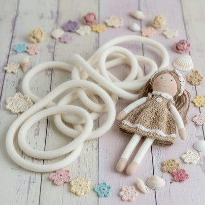 crea con corda cordone di lana cardata feltro bianca uso fai da te gambe braccia bambole di stoffa pezza gnomo natale bamboline pigotte crochet uncinetto con fiorellini e conchiglie