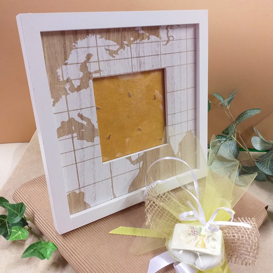 Cornice legno portafoto mappamondo confezionata confetti sacchetto tulle bianco giallo per prima comunione Santa Cresima con astuccio cartoncino ondulato grezzo Avana dettagli juta fiocco coccarda