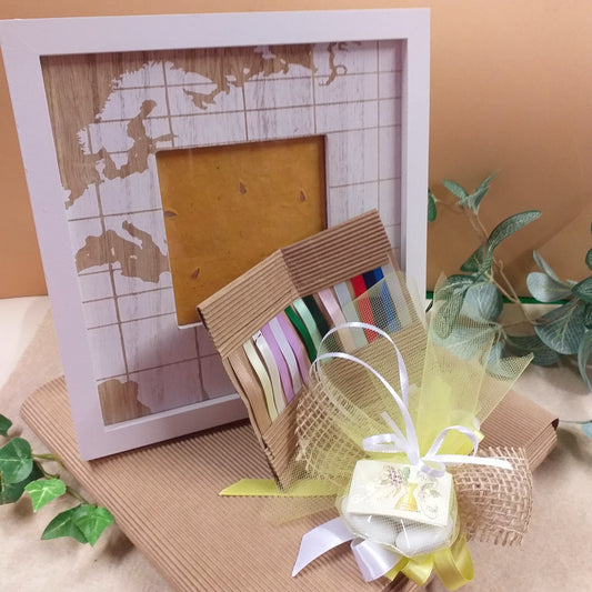 Scelta colori matrimonio comunione cresima cornice legno portafoto mappamondo confezionata confetti sacchetto tulle con astuccio cartoncino ondulato grezzo avana dettagli juta fiocco coccarda