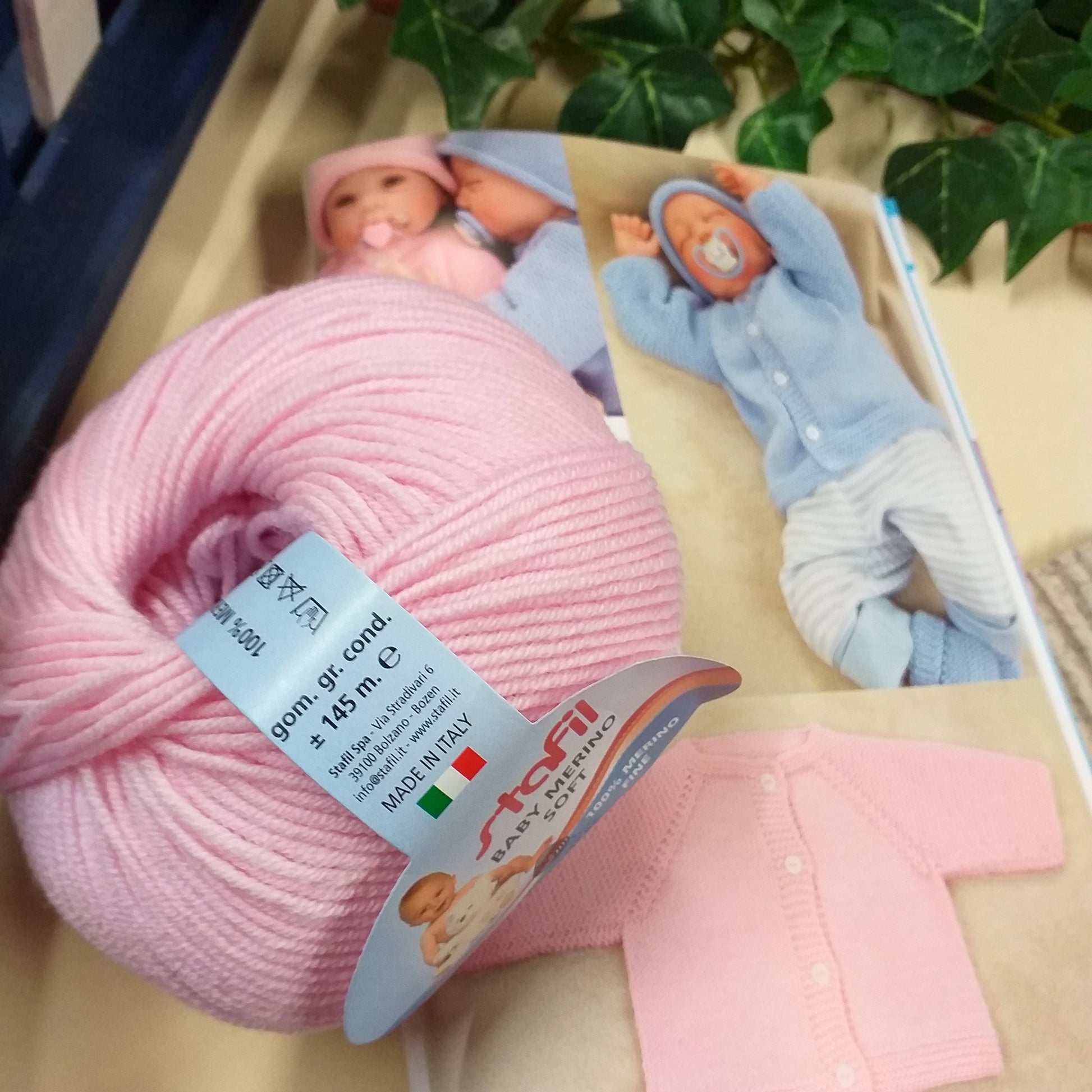 rosa kit libretto manuale con filato anallergico lana baby soft Merino idee modelli principianti istruzioni schemi foto tutorial corredino bebè taglie 0-12 mesi spunti berretto cuffia pullover neonata bimba