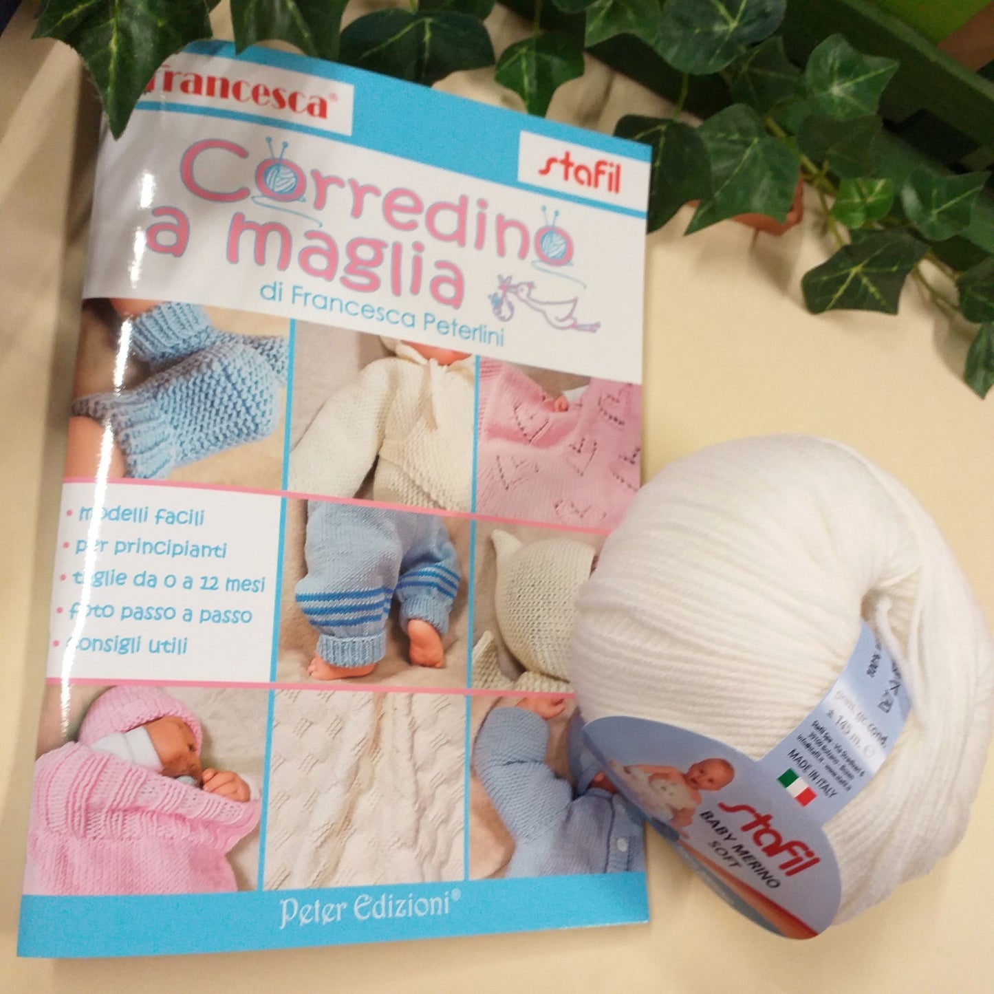 bianco panna e kit libretto manuale con filato anallergico lana baby soft Merino idee modelli principianti istruzioni schemi foto tutorial corredino bebè taglie 0-12 mesi spunti berretto cuffia pullover neonato bimba bimbo