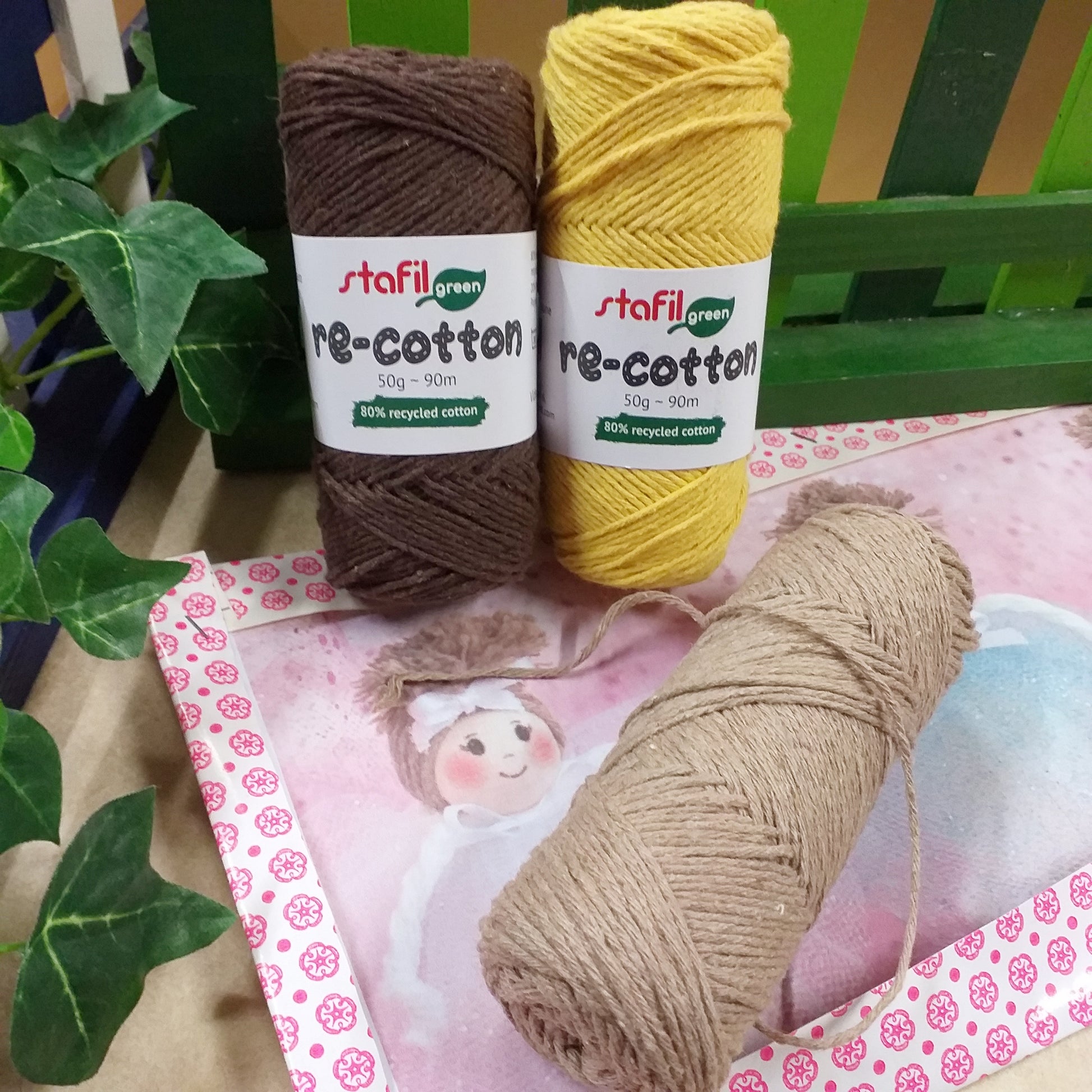 vetrina creare bambole di pezza stoffa capelli con cotone riciclato re-cotton stafil green filato biologico ecologico marrone scuro cammello giallo ad uso uncinetto e lavori a maglia cestini tappeti
