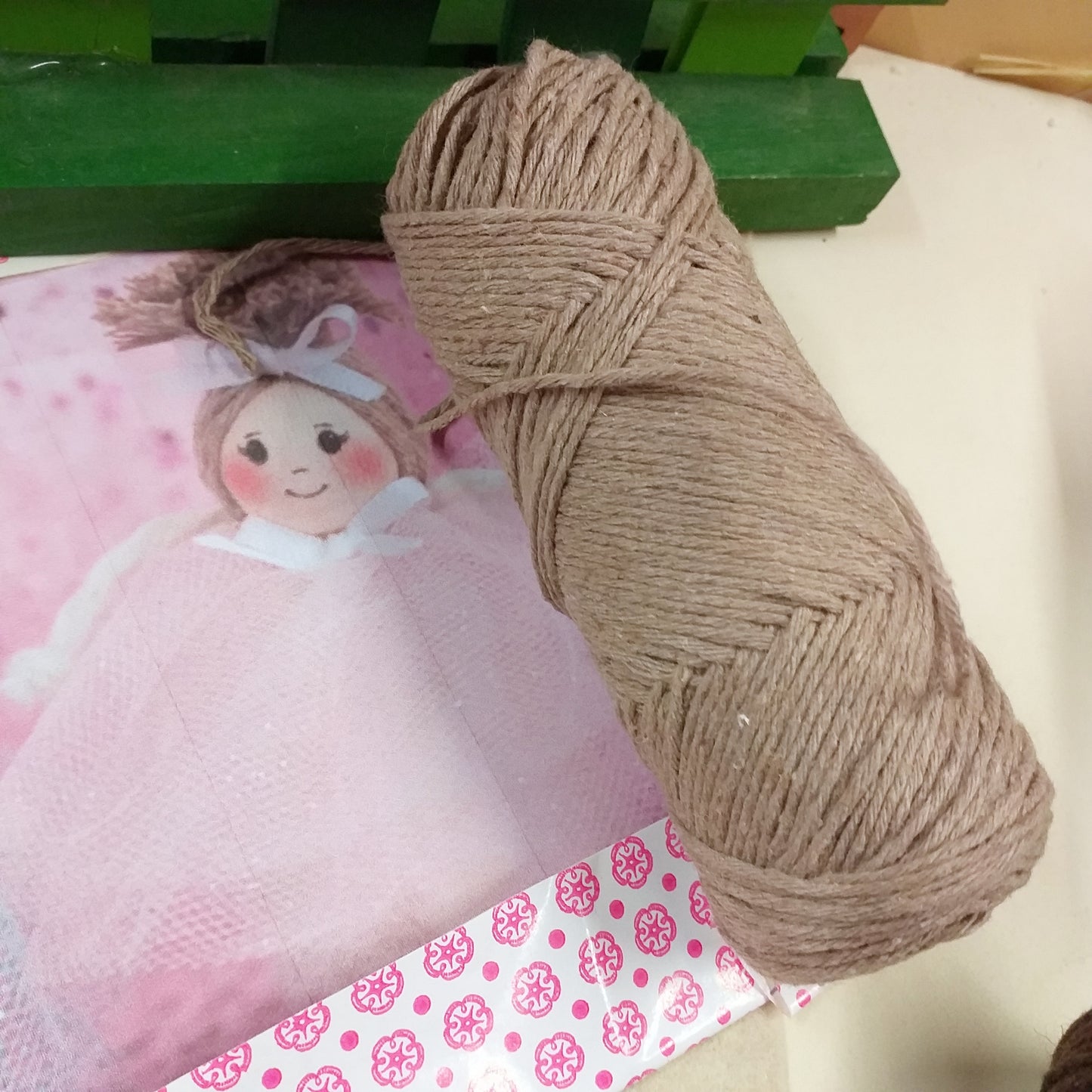 vetrina creare bambole di pezza stoffa capelli con cotone riciclato re-cotton stafil green filato biologico ecologico cammello uso uncinetto e lavori a maglia cestini tappeti