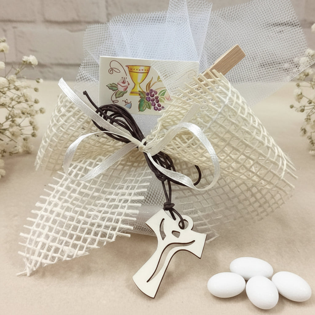 tela bianca bambino bambina sacchettino juta bomboniera Prima Comunione Cresima confezionata confetti collanina Tau legno Croce francescana cordino marrone bigliettino simboli calice uva clip mollettina segnaposto