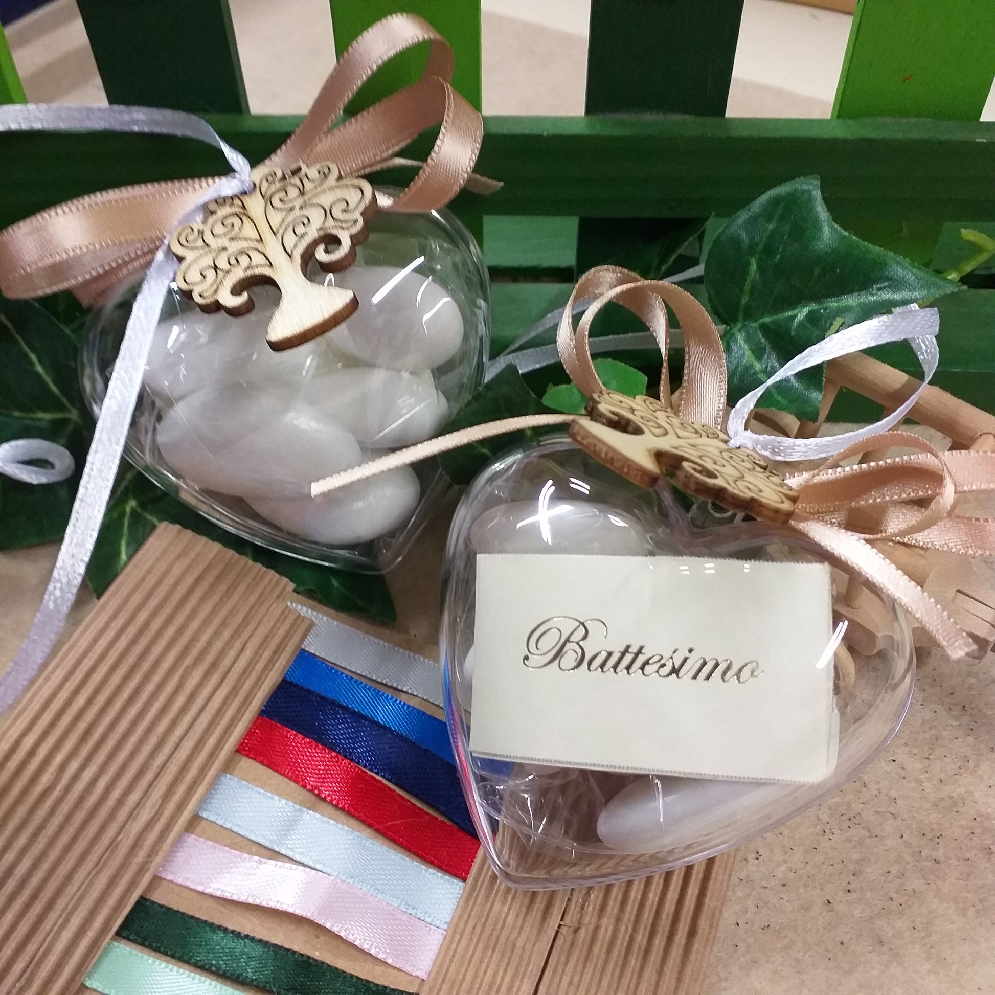 scatoline portaconfetti bomboniere cuoricini confezionate battesimo albero della vita legno confetti bigliettini stampati bianco tortora