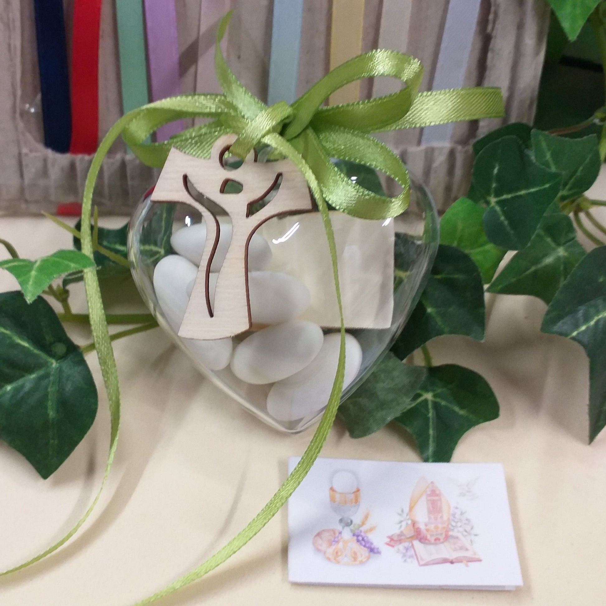 ciondolo legno Tau Croce cuore bomboniere plastica trasparente divisibile portaconfetti Cresima confettata Comunione bimbo bimba nastro verde o altri a scelta