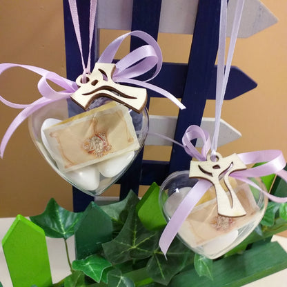 cuore bomboniere ciondolo Tau Croce legno confezione rosa lilla confetti bianchi bigliettino Cresima Comunione