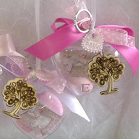 cuori bomboniere portachiavi albero della vita bavaglina letterina iniziale rosa fucsia confezionate confetti battesimo bambina
