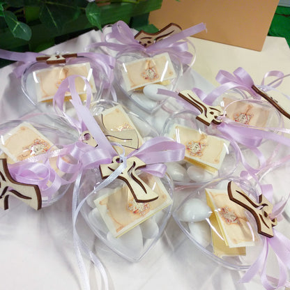 confettata vassoio cuori bomboniere ciondolo Tau Croce legno confezione rosa lilla confetti bianchi Santo Giorno comunione cresima