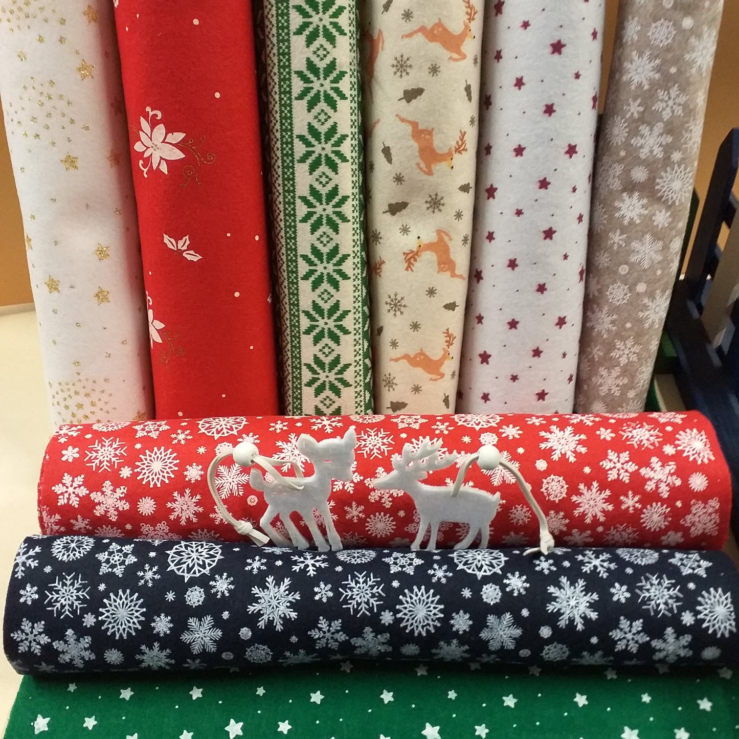negozio vetrina pannolenci stampato natalizio feltro morbido fantasia melange fiocco di neve tirolese renne stelline ad uso creazioni addobbi albero Natale decorazioni vetrinistica bambole gnomi angioletti