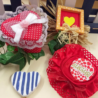 Vetrina San Valentino scatoline cappellino packaging cuoricini etichette tags applicazioni adesivi sticker per fiori forma cuore confezione fioristi idea regalo souvenir ricordini