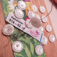 fiori perline plastica bianchi ad uso ricamo cucito creativo fai da te collane girocollo di perle per bigiotteria foro centrale decorazioni bomboniere packaging
