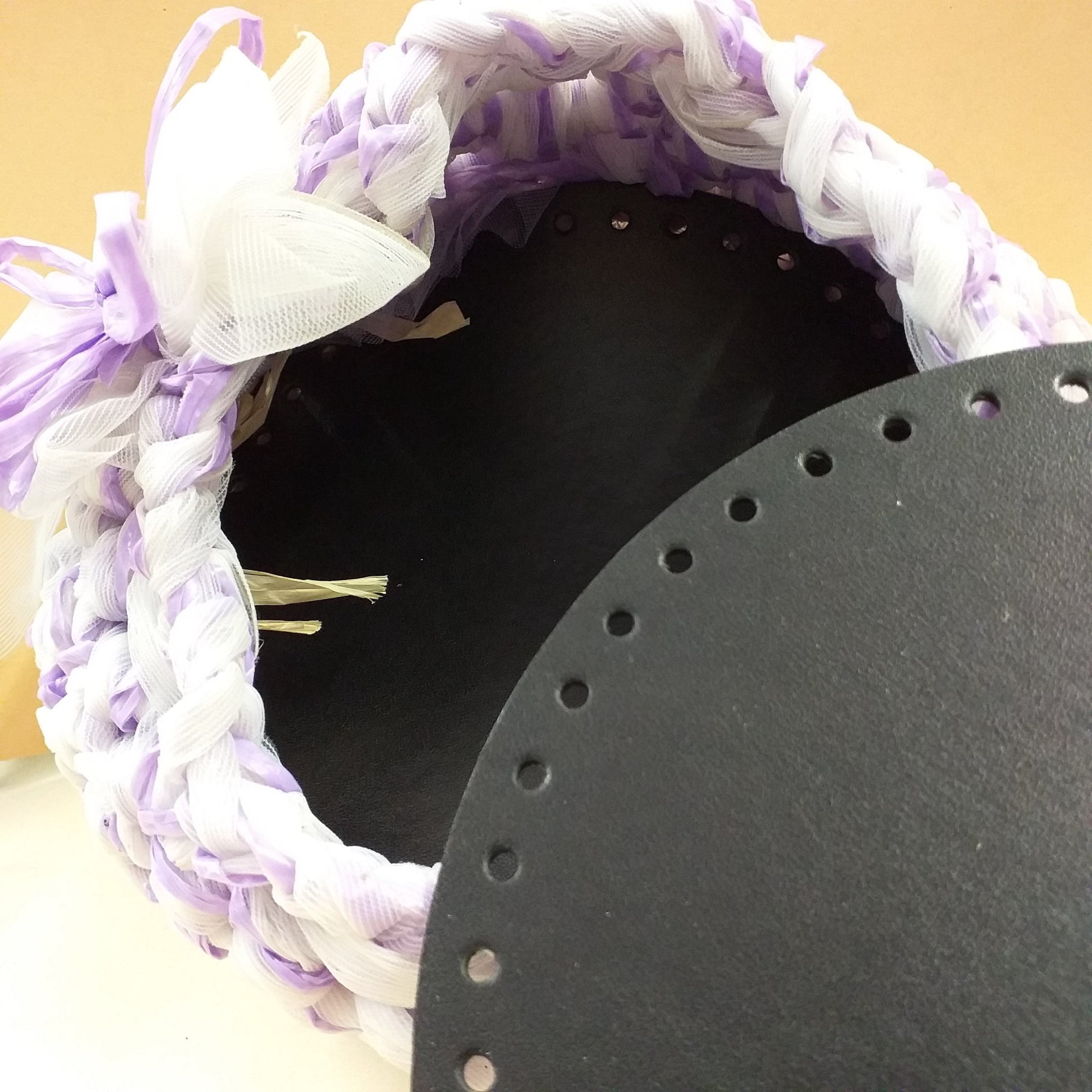 come creare cestini con fondo ecopelle colore nero forato rotondi diametro 18 cm uso fai da te borse artigianali fettuccia uncinetto fatte a mano handmade accessori borsette spiaggia estive mare