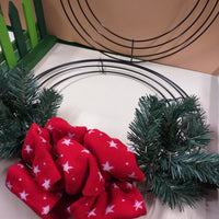 idea come creare con struttura di ferro verde base di metallo ghirlanda americana composta da 4 cerchi anelli saldati uso decorare fuoriporta centrotavola fioristi per composizioni natalizie fai da te addobbi Natale