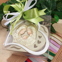 verde colori bambini ragazzini Santa Sacra Famiglia icona religiosa moderna stilizzata Emotion forma doppio cuore 8 cm con cuoricini beige panna colori confezione come bomboniera Battesimo Comunione Cresima matrimonio