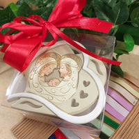 rosso Cresima Comunione Santa Sacra Famiglia icona religiosa moderna stilizzata Emotion forma doppio cuore 8 cm con cuoricini beige panna colori confezione come bomboniera Battesimo matrimonio