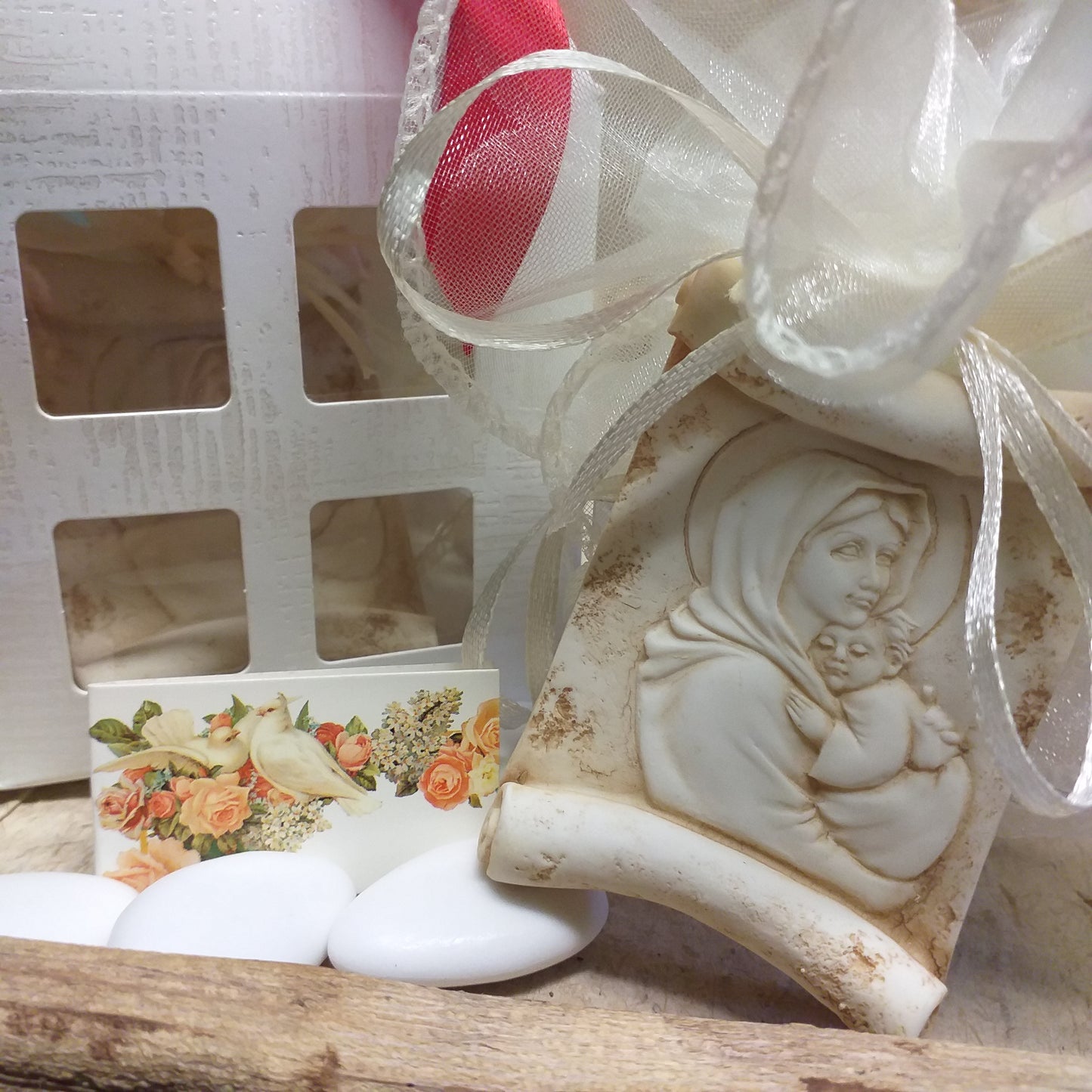 primo piano icona Maternità sacra religiosa Madonna Maria madre di Gesù Bambino pergamena per bomboniere nascita Battesimo Cresima matrimonio Comunione confezionate sacchettino confetti bigliettino tulle scatola