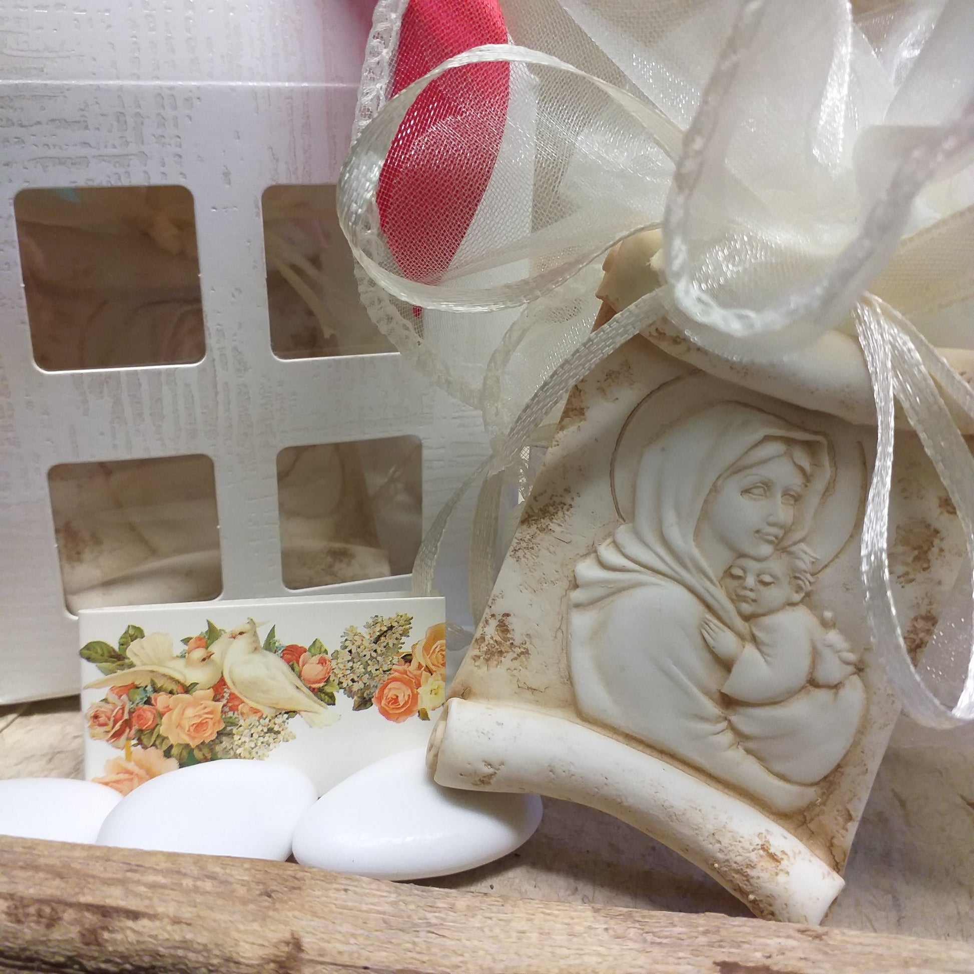 primo piano icona Maternità sacra religiosa Madonna Maria madre di Gesù Bambino pergamena per bomboniere nascita Battesimo Cresima matrimonio Comunione confezionate sacchettino confetti bigliettino tulle scatola