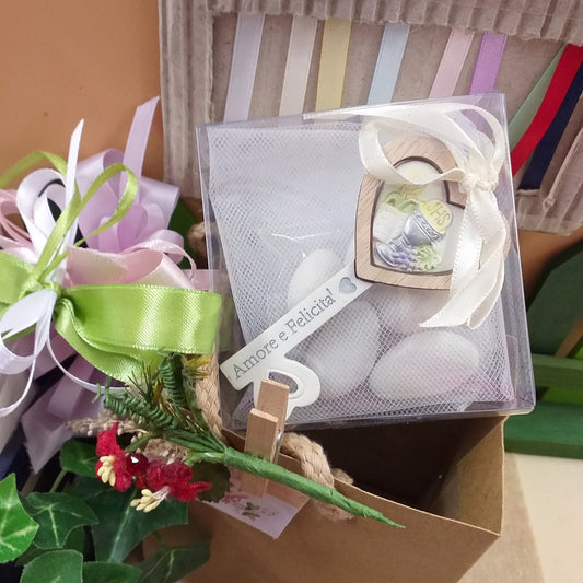 colori vari per confezionamento bambino maschietto bimba femminuccia simboli pensiero ricordo chiave icona sacra religiosa frase stampata Amore e Felicità bomboniera comunione cresima confezionata 5 confetti