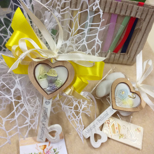 bomboniere forma chiave icona Sacra artistica resina ceramica bordo legno frase scritta Amore e felicità cuore simboli Prima Comunione Santa Cresima bigliettini targhette da stampare nastri colori sacchettino bianco e giallo confezionato confetti