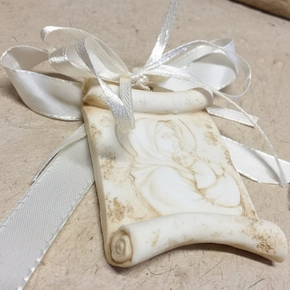coccarda segnaposto bianco icona Maternità sacra religiosa Madonna rappresentazione pergamena per bomboniere nascita Battesimo Cresima matrimonio Comunione