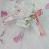 idea confezionare pacco regalo con carta gelso fiori petali foglie inserti naturali coccarda nastro rosellina