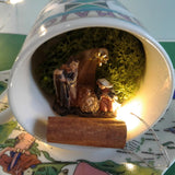 idea regalo natale tazzina caffè creatività con Presepe Natività unita gruppo composizione di statuine economiche in miniatura muschio lucine led cannella