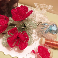 idea confezione san valentino cioccolatini con cuore apribile divisibile scatolina trasparente di plastica plexiglass e composizione fiori perline roselline
